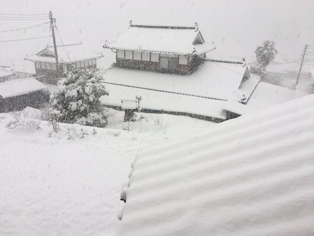 3jsbrioriomi's tweet photo. 雪だょー！
20㌢つもってる。
さむい、、、
職場ついたらSummer Madness。
ながそう、（笑） https://t.co/k3MzKPzX9c