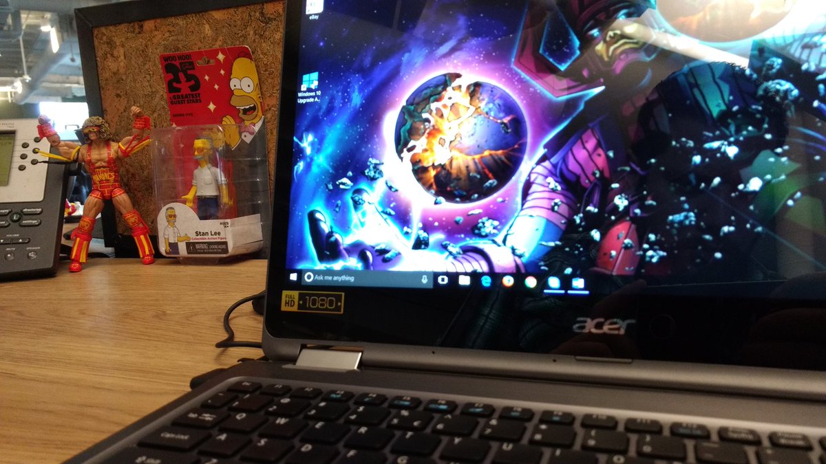 molightning's tweet photo. My new work desk is up to TWO decorations already on the first day! #gogetter #boxblvd https://t.co/0LFyATHUVz