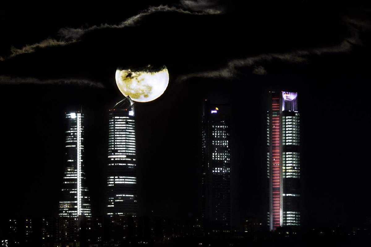 amc_martos's tweet photo. skyline madrid y una luna preciosa 
© All rights reserved. Use without permission is illegal  #Skyline  #Madrid #moon #madrid #amcmartos https://t.co/A3SAVDhOcv