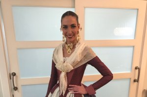 FallasOP's tweet photo. #LoMásLeído| Raquel Alario estrena un traje 'a l'antiga' en la #GalaCultura17 - https://t.co/iYbP9tp390 … https://t.co/Y7paryyUsz