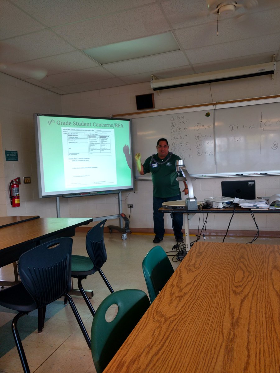 CarveiroL's tweet photo. Teachers helping teachers! #FRLKauai #menehunefaculty#greatbeginnings https://t.co/STATlHdgY4