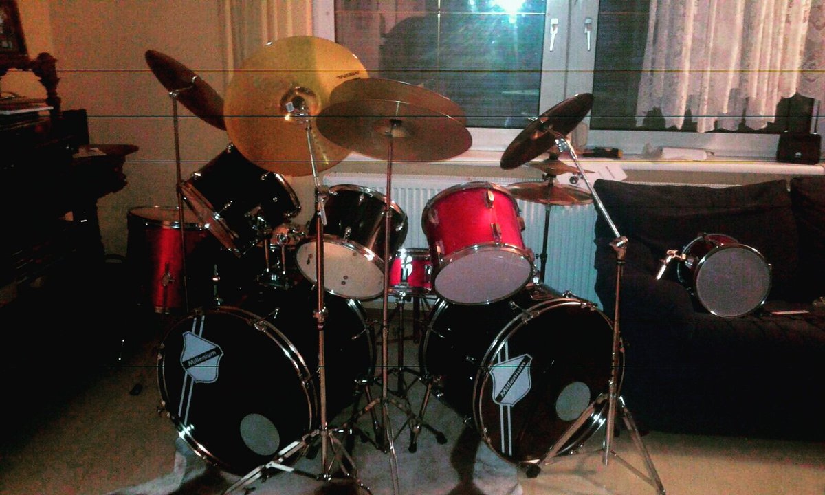 _IN_MY_SANITY_'s tweet photo. Flow's new drums #floliebtseinedrums #drums #band #endofreason https://t.co/g9i1btVLXG