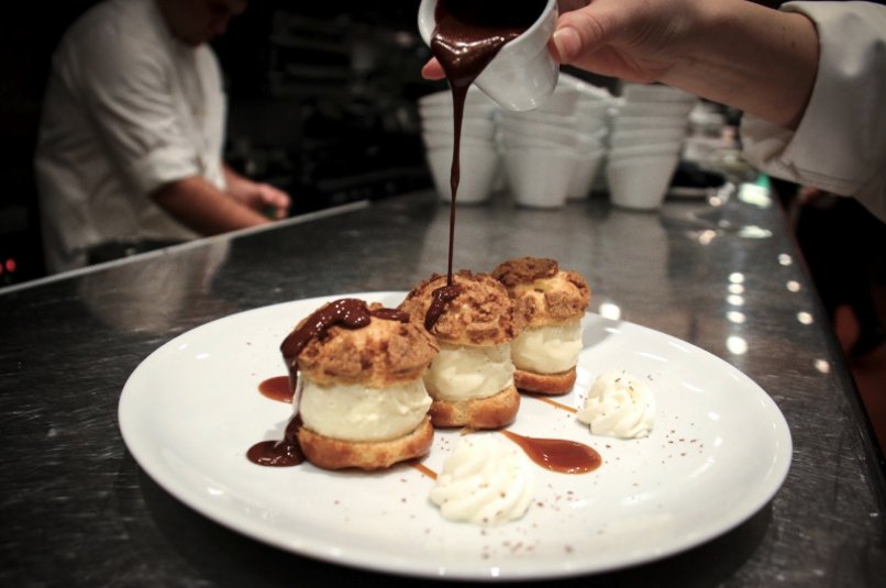 WolfgangPuck's tweet photo. Profiteroles with vanilla ice cream and #chocolate sauce. #WPBGlv https://t.co/HhUJPktADr