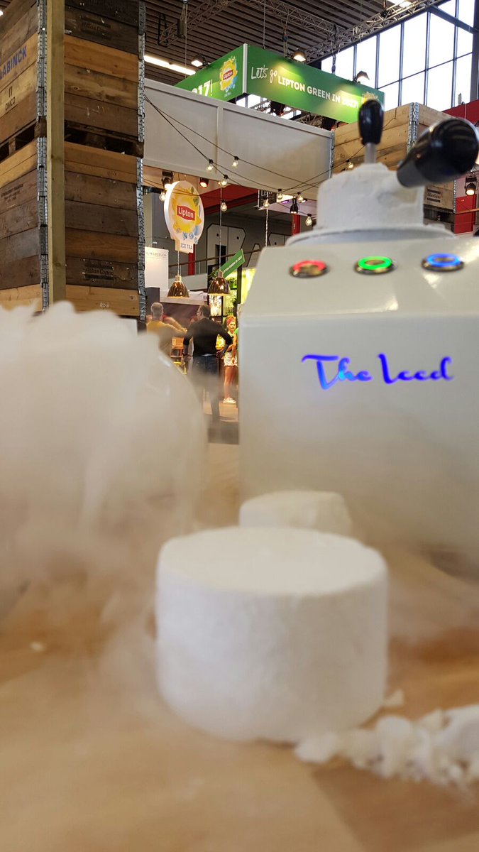 #droogijs?  Zo gepiept. Met The dry iced maker.  Zelf in 60 sec droogijs maken wanneer je het nodig hebt! Snel en veilig. #horeca #dryice
