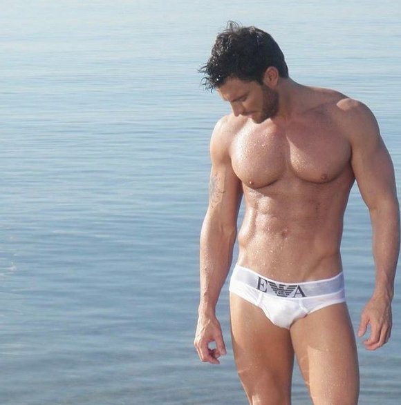 TelemundoSeries's tweet photo. Con esta foto @juliangil encendió las #redes sociales y nos deja con ganas de soñar con él. ¡Feliz noche! https://t.co/0HXQ1qhvyJ