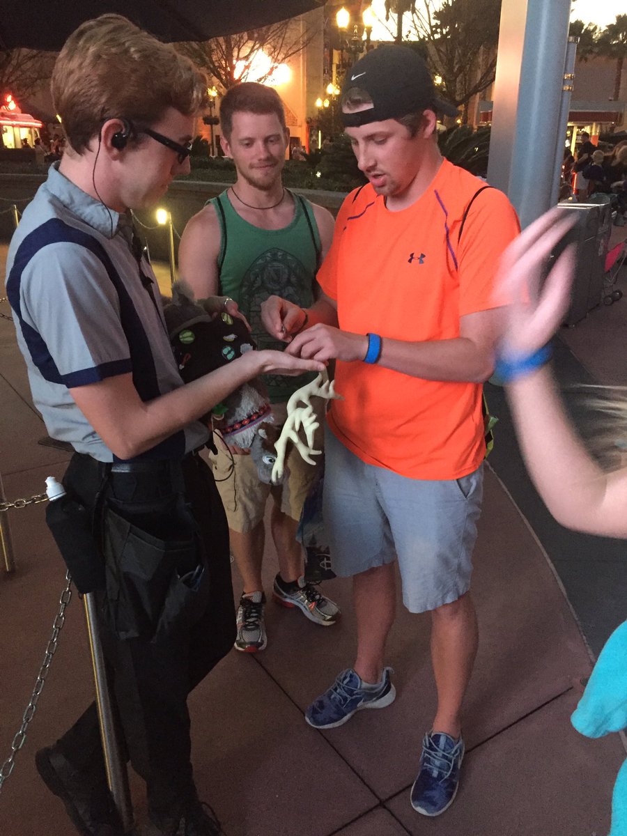 LexysTerminator's tweet photo. Carson didn't forget to trade his Disney pin ! #MK365 https://t.co/4oiM34u2hy