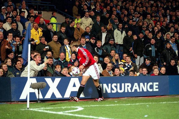 90sfootball's tweet photo. David Beckham blows a kiss at a Chelsea fan giving him abuse, 1999. https://t.co/nhYXiqsAf3
