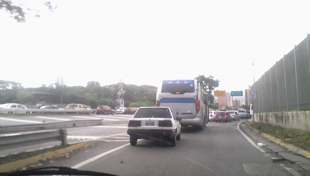 ecotrafficccs's tweet photo. Autopista Francisco Fajardo a nivel de Zona Rental trafico muy lento sentido oeste. #ecotrafficccs #lider949 @roncalves https://t.co/0neiS3PKZj