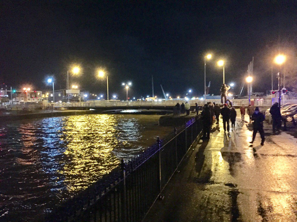 A few sightseers near the Bascule bridge