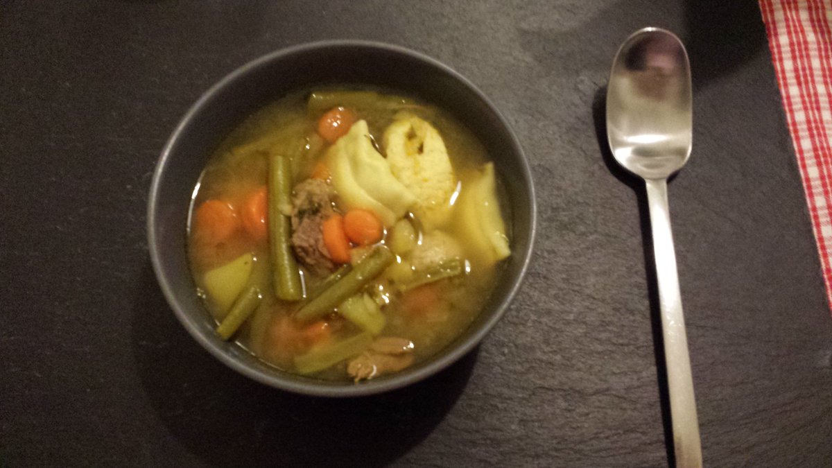 Rudelpapi's tweet photo. Kommt essen, Jungs! #bestsoupEVER #HellsKitchen #WeWouldStarveWithoutYou #GoodBoy https://t.co/YSdZzlnFJz
