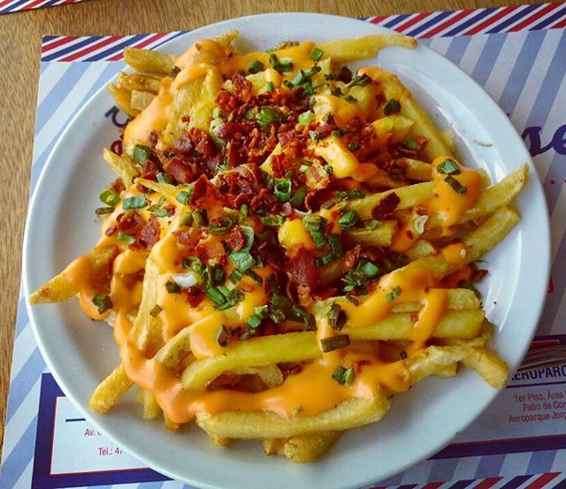TheEmbersArg's tweet photo. #BuenViernes #PapasDetroit
¡Excelente opción para compartir!
#papas #bacon #cheddar #milesdesabores 📷: @miles_de_sabores https://t.co/utAjTp0WXd