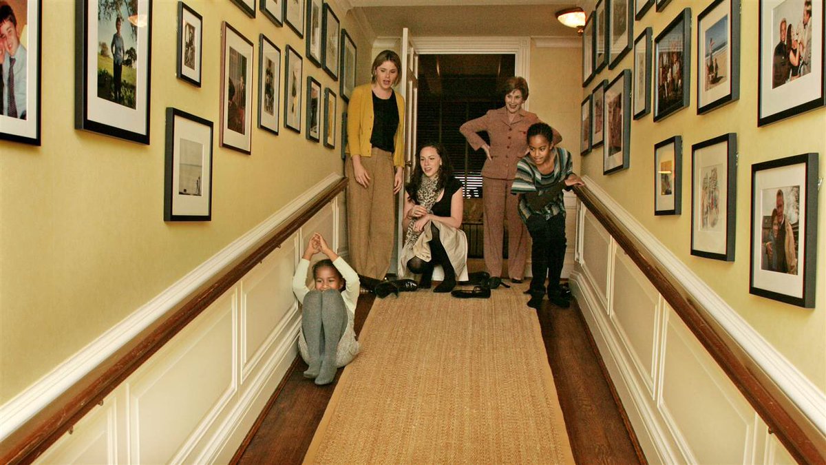 yashar's tweet photo. These pictures are so cute. The Bush daughters giving a tour of the White House to the Obama daughters in 2009. https://t.co/IWk9pBKKU9