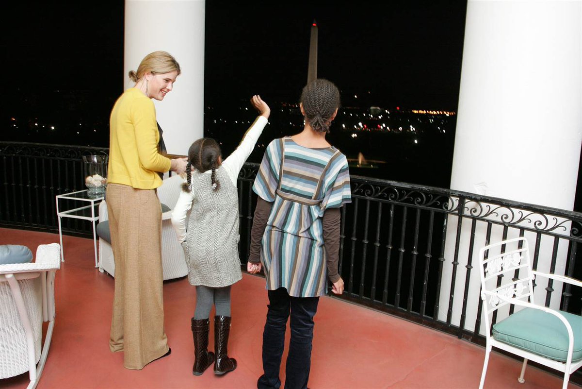 yashar's tweet photo. These pictures are so cute. The Bush daughters giving a tour of the White House to the Obama daughters in 2009. https://t.co/IWk9pBKKU9