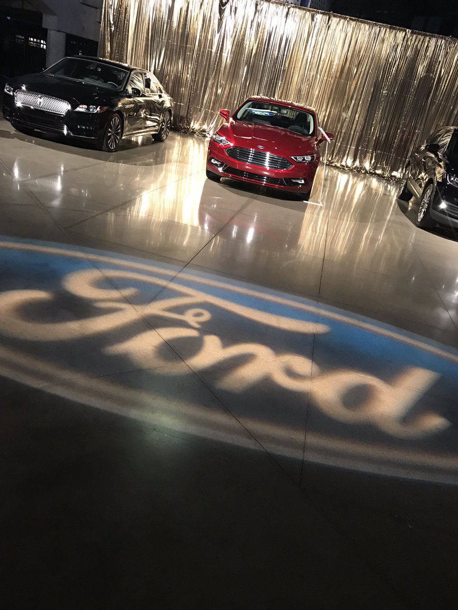ChildrenCtr's tweet photo. It's #AutoGlow time! We wouldn't be here w/o them: Huge thanks to @Ford for being the presenting sponsor of #AutoGlow2017. #Detroit https://t.co/H5HvP57NzF