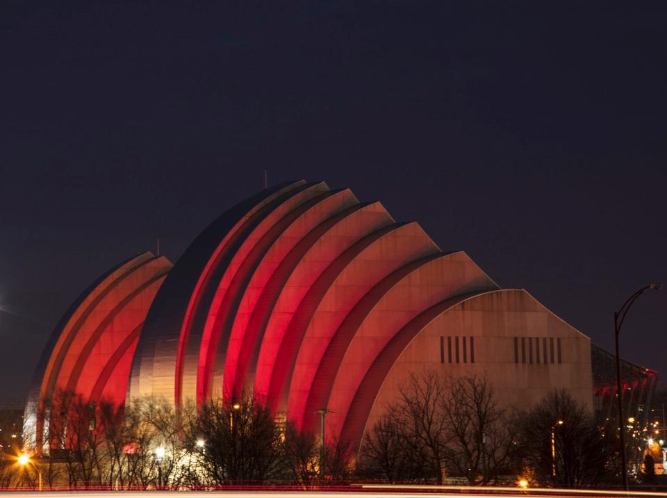 Chiefs's tweet photo. Have to say you look great in red, Kansas City! 

More photos of KC turning red ➡️ https://t.co/GDwPbPnRvz https://t.co/qApA8fNJkH