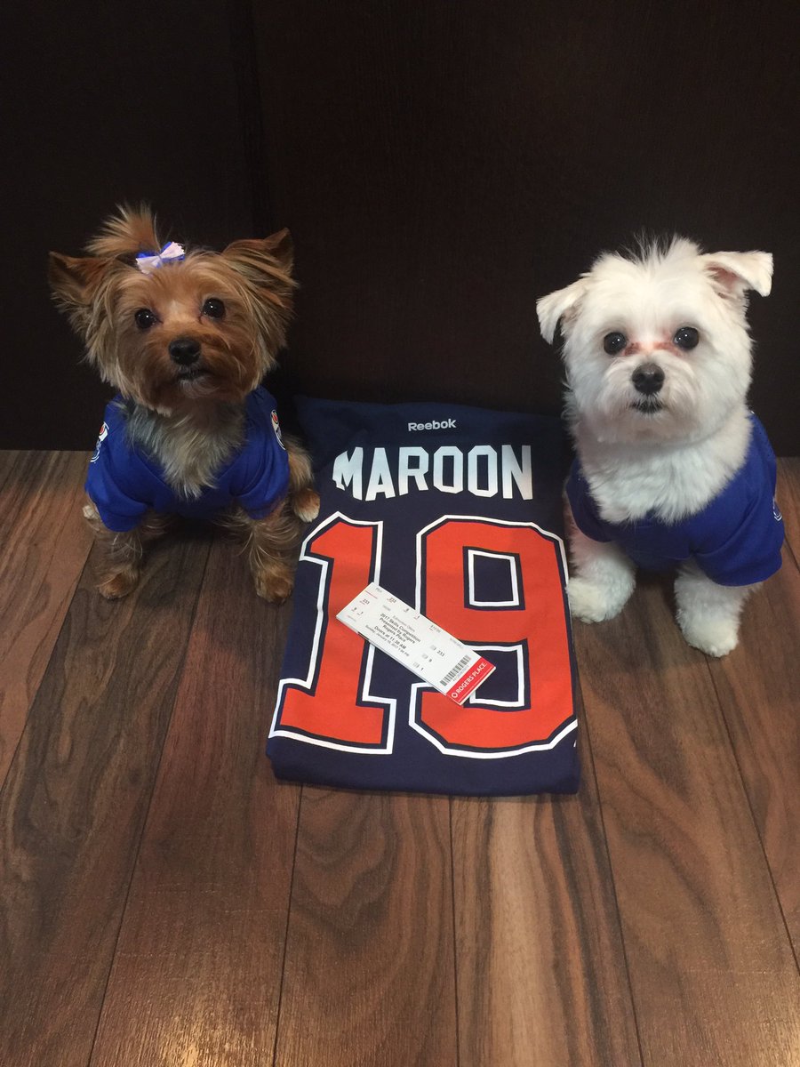 3Jimmyle's tweet photo. Thanks for the gifts! #biggestfans @EdmontonOilers @patmaroon https://t.co/bVPofd3iFO