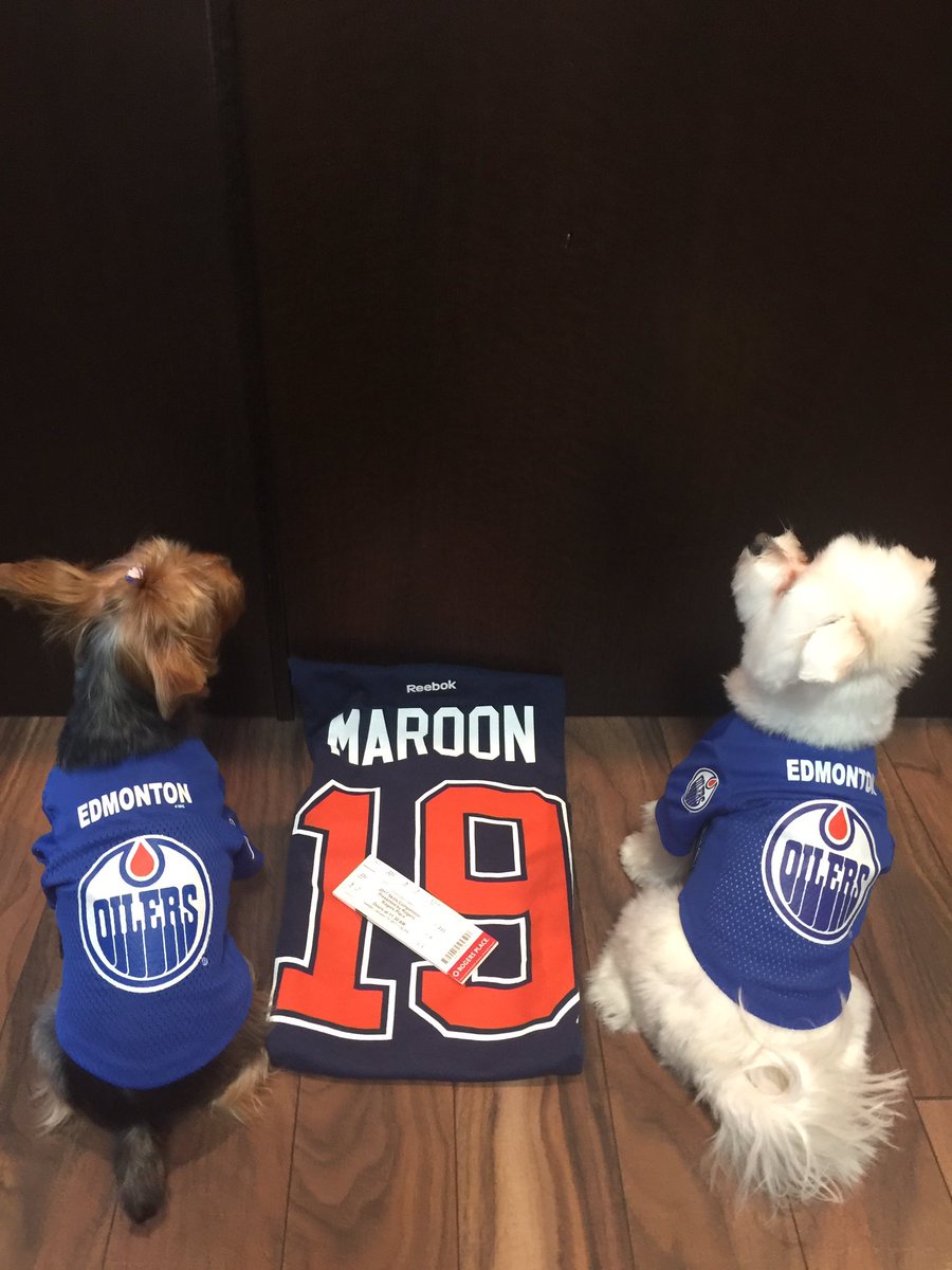 3Jimmyle's tweet photo. Thanks for the gifts! #biggestfans @EdmontonOilers @patmaroon https://t.co/bVPofd3iFO