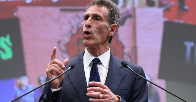 Variety's tweet photo. Breaking: Michael Lynton out at Sony Pictures Entertainment https://t.co/cQf1PlAQo5 https://t.co/3TWdHhrTDl