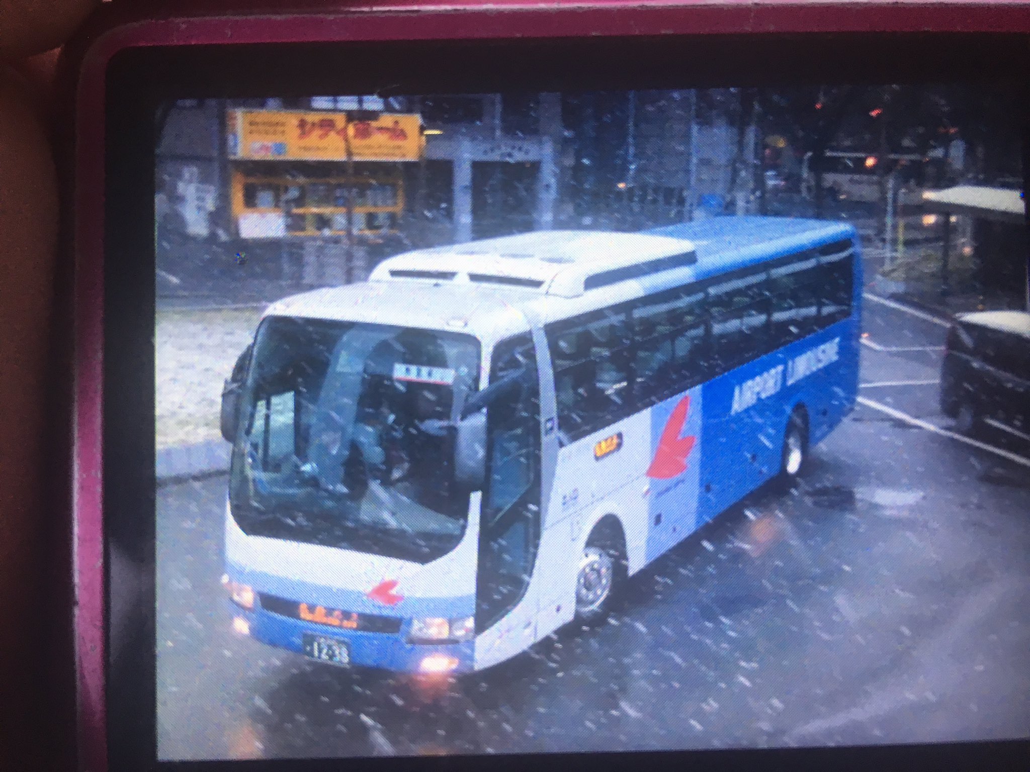 京都0か27 27 中筋駅バスターミナルにて 客扱いなしの広島空港リムジンバス教習車 乗車場で停車して その後には降車場所にも停車して教習をされてました その後は右折したので広島空港へ行かれたと思います 広島空港リムジンバス 広島バス 広島0か12