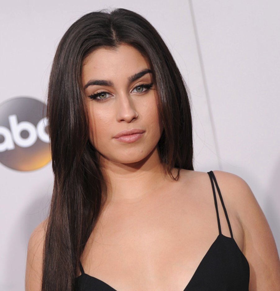 SpainCamren's tweet photo. RT POR LAUREN 

#WorkFromHome #BestMusicVideo #iHeartAwards https://t.co/hGTfMNgJkT