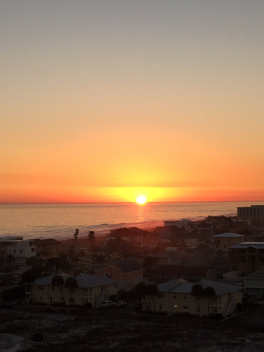 hillbilly801's tweet photo. Sunset over Holiday Isle in Destin, FL @spann https://t.co/hHggBbjx6m