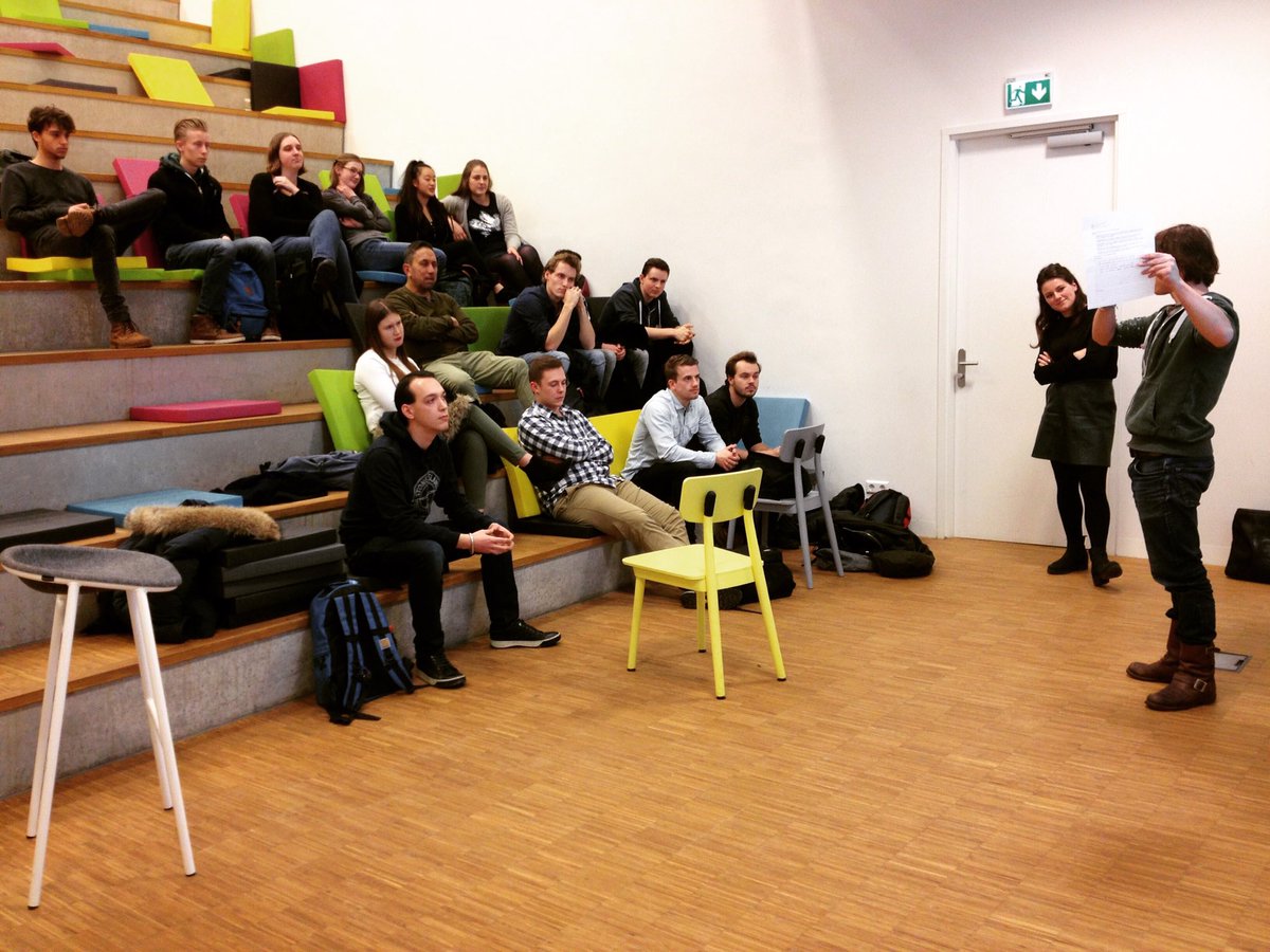 cocopeet's tweet photo. Tijdens de gastles op @HMCmbovakschool bedacht deze leerling even een heel nieuw politiek bestuuringssysteem binnen de EU #trots 💪 https://t.co/dejvsaBeSn