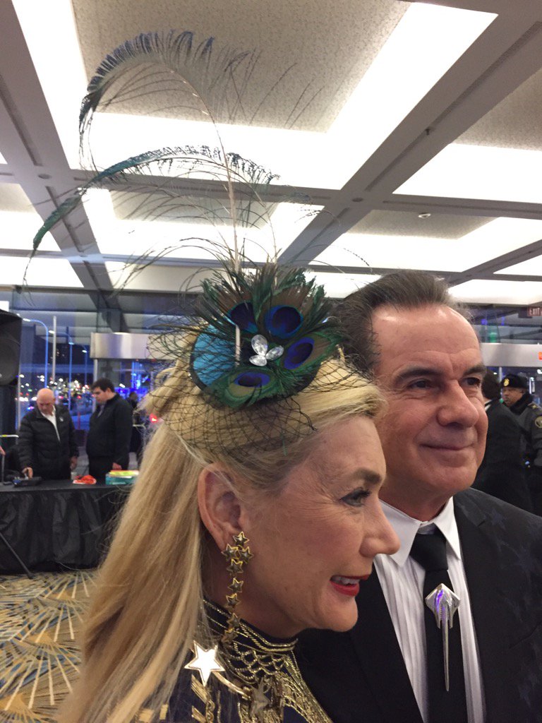georgeakovanis's tweet photo. A fascinating sight, this peacock fascinator! #naias #autoprom #carprom @freep https://t.co/gEU1tYIYtk