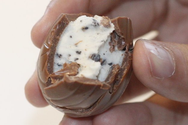 BuzzFeed's tweet photo. OMG Canada has Oreo Creme Eggs https://t.co/j25kciuWgg https://t.co/OHRF4lMm1M
