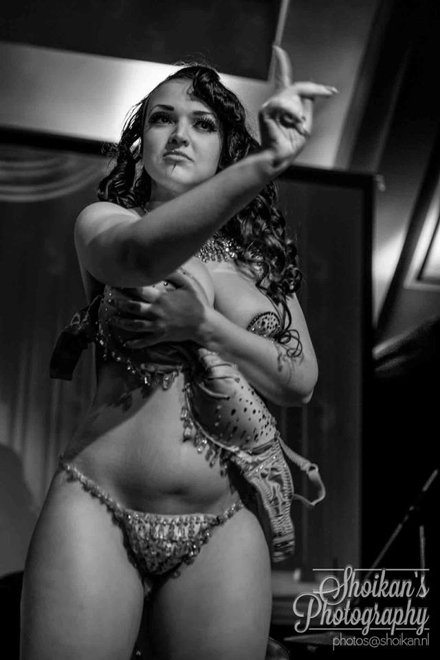 I've still got curves, I love them. I'm proud of them. That's why I show them off! Photo by: Shoikan. #burlesque #curvy #proud #bodyproud