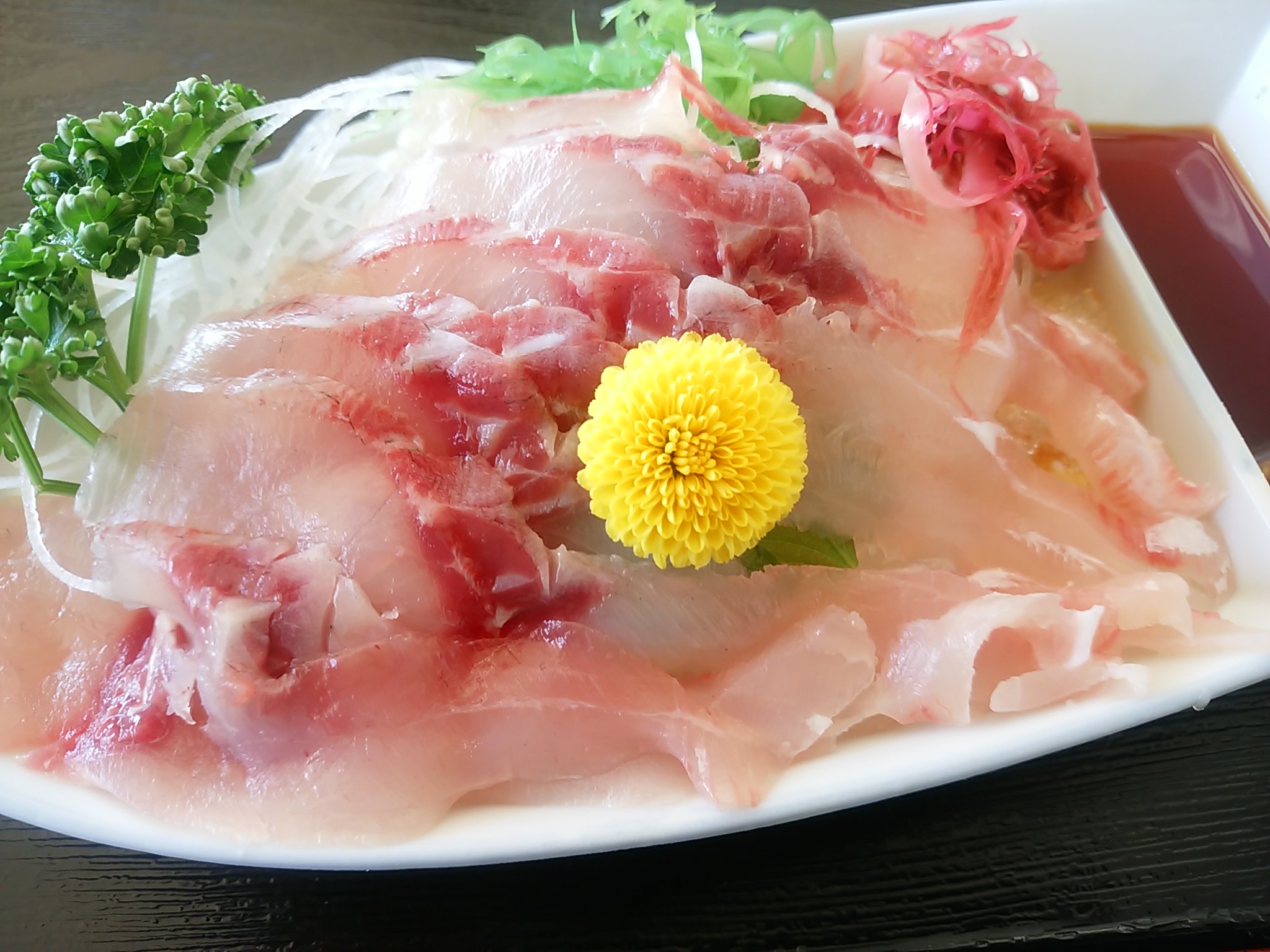 霞ケ浦北浦水産事務所 鯉刺身 左 鯉洗い 右 刺身は骨切りした薄切り身を食します 洗いは調理法に多少違いがありますが 薄切り身を温水で固め 流水又は氷水でさらに冷やし締めコリコリとした食感に仕上げます 古くから日本人が好んできた鯉は 他にも