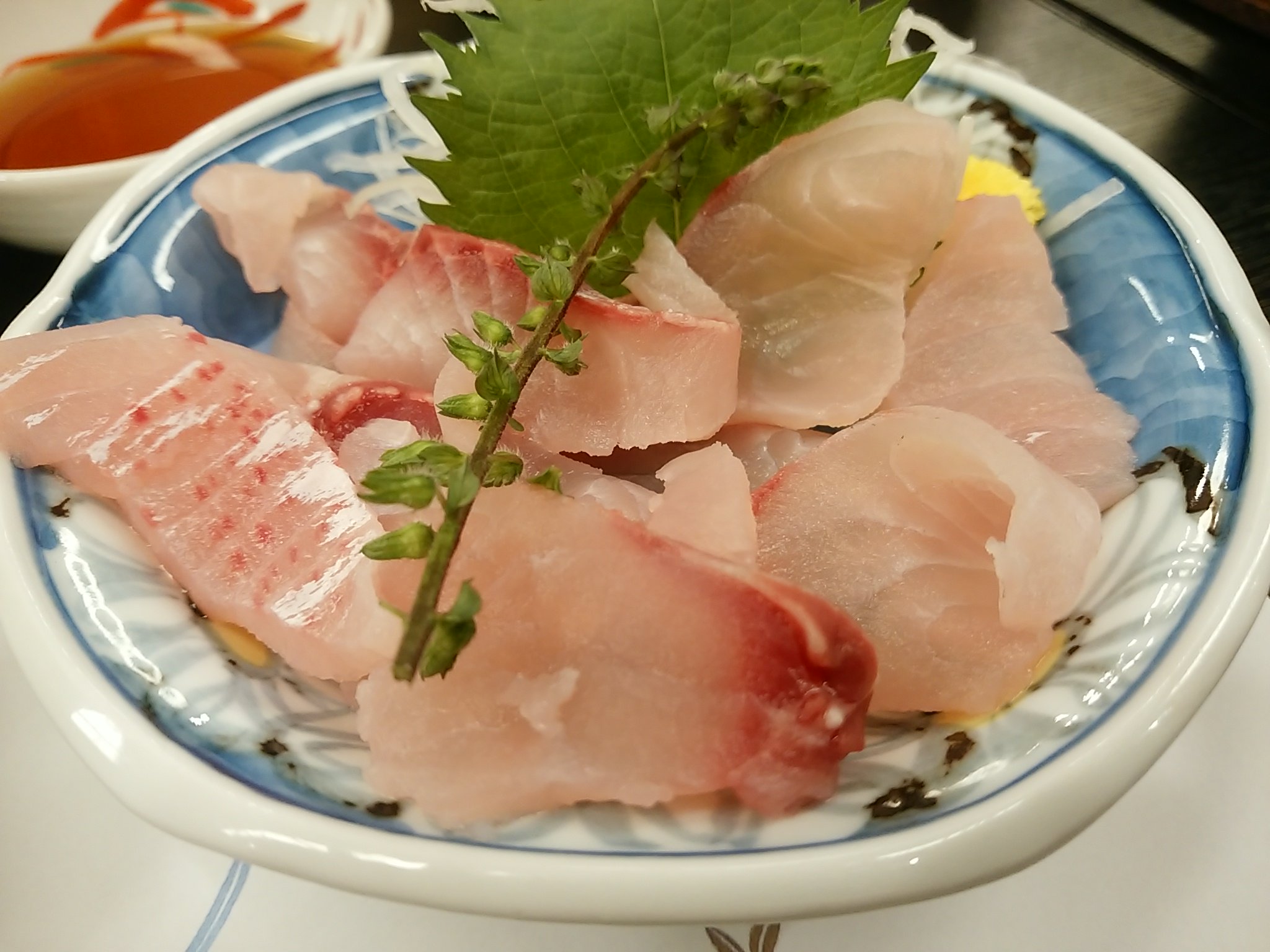 霞ケ浦北浦水産事務所 鯉刺身 左 鯉洗い 右 刺身は骨切りした薄切り身を食します 洗いは調理法に多少違いがありますが 薄切り身を温水で固め 流水又は氷水でさらに冷やし締めコリコリとした食感に仕上げます 古くから日本人が好んできた鯉は 他にも