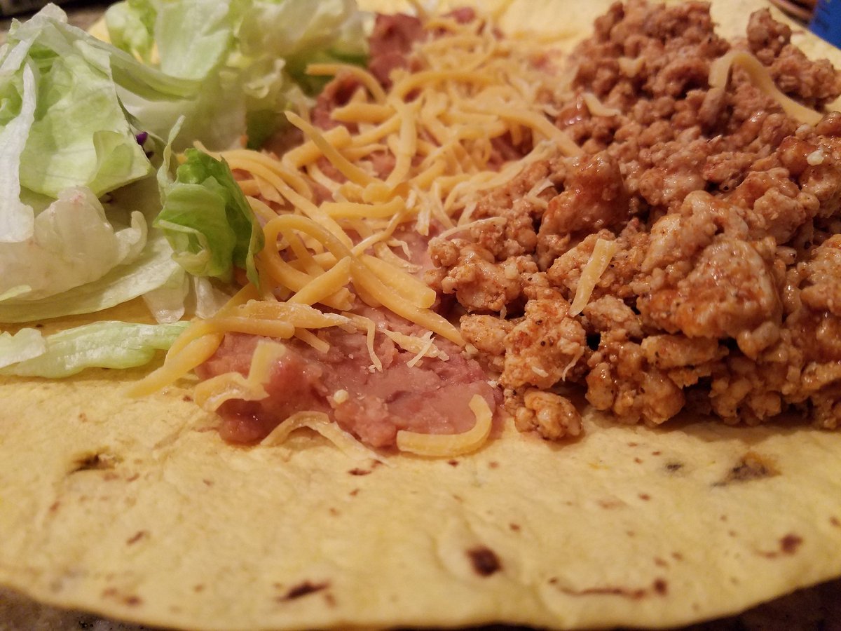 mrcloudhealth's tweet photo. CHEDDAR JALAPEÑO WRAP! 97% lean turkey, ff cheese, ff refried beans, lettuce, &amp; hot sauce, +salad! P37gC50gF8g #cloudhealthdynamics #fitfam https://t.co/fKapWFYhE4