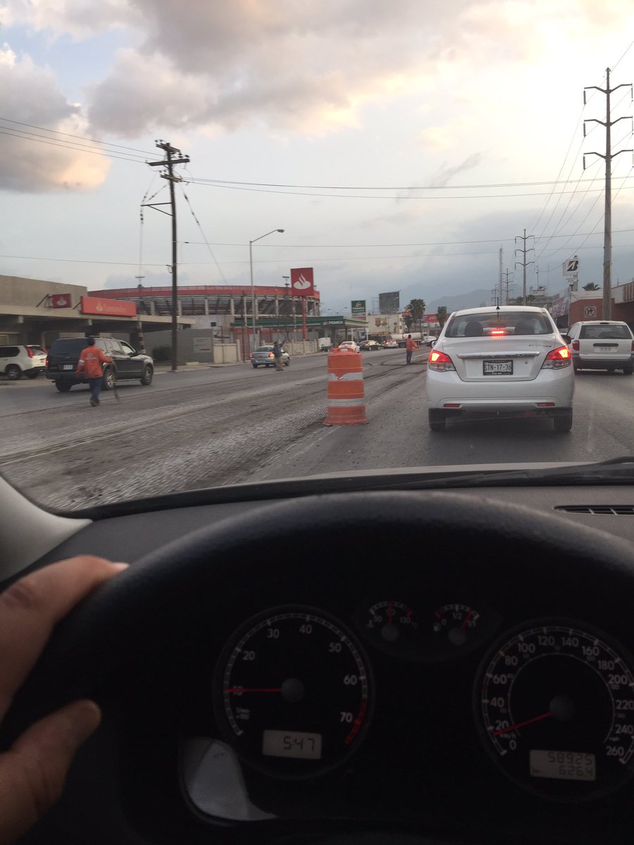 leonelibarram's tweet photo. Una reberenda mentada de madre hacer este tipo de trabajos en horas cruciales, no chinguen @nuevoleon @JaimeRdzNL @retioMTY #alcaldeMTY https://t.co/kZjmm2pGbV