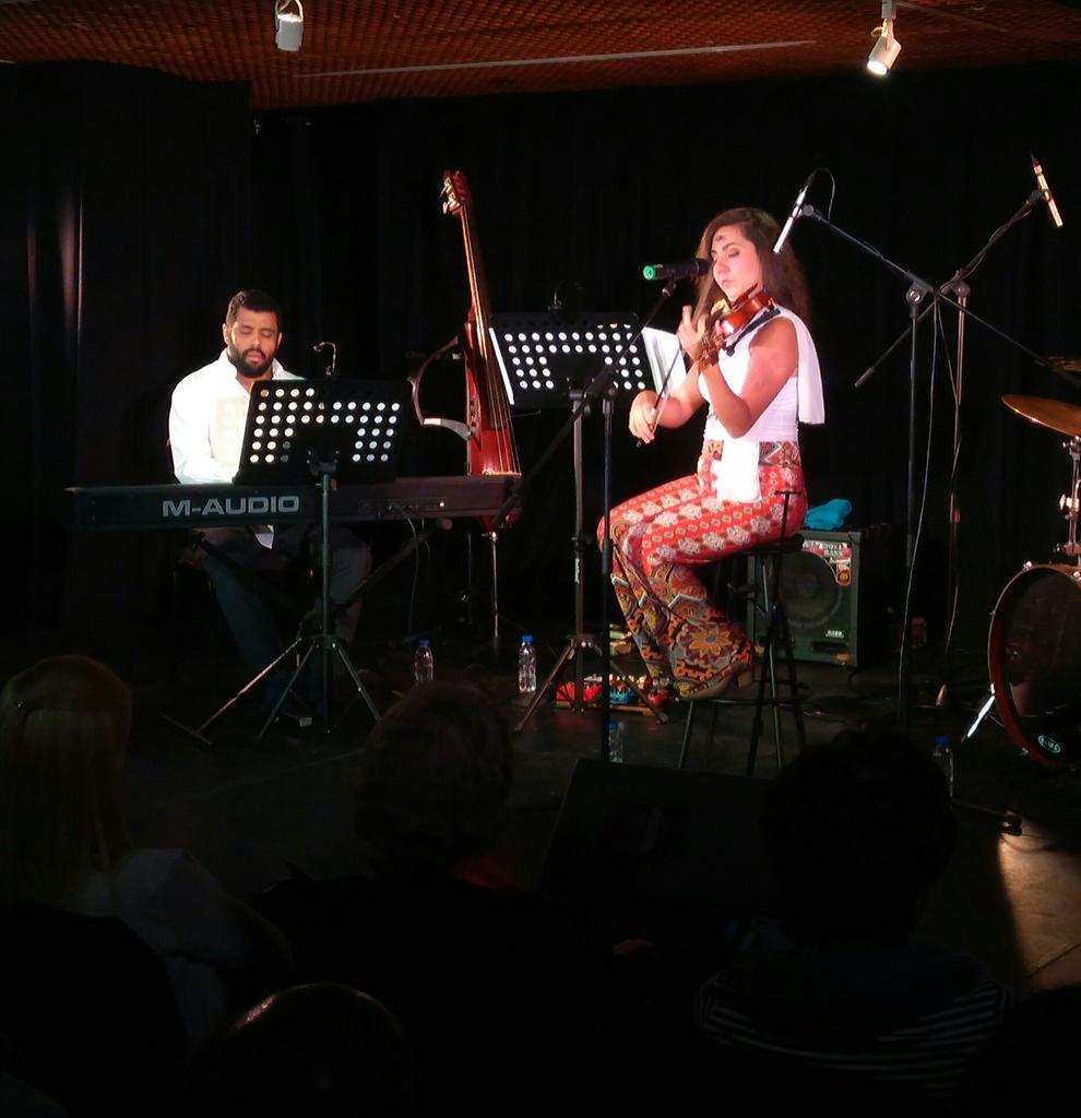 Estamos en nuestro primer concierto del 2017. <a href="/ConstanzaLiz/">Constanza Liz. Compositora, cantante y violinista.</a> y <a href="/JosuOrtiz/">Josu Ortiz</a> en la #SalaExperimental #ViveLaMúsica