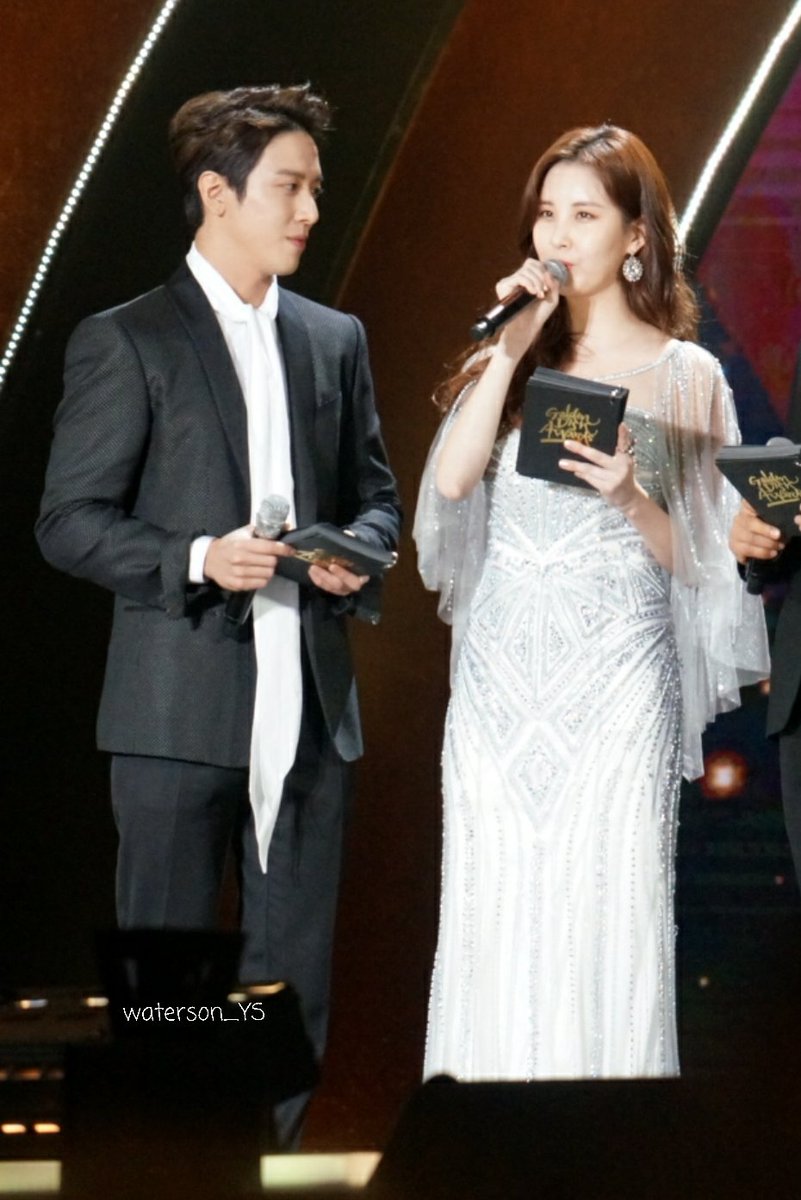fanny_ys's tweet photo. 170113 #GDA2017 #YongSeo #YongSeoGDA let me see🙄🙄🙄😋 https://t.co/Paz1rE0yjY