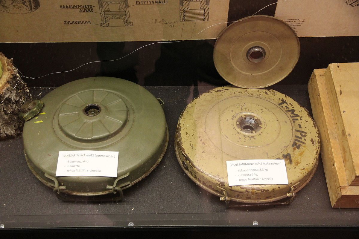 Saizwong Junji En Twitter ヒトラーのわすれものに登場する地雷の多くは対戦車地雷 であるtellermine42でしたね 対人用のschu Mine42も確認 後 多分sマインも少しあったはず フランスでは撤去作業者の被害率は多くても10 だったのが デンマークは半分近いといかに