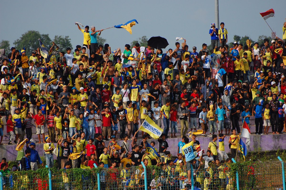 JakartaCasual's tweet photo. it was kind of sad to see Benteng Stadium like that. This is what is was like in happier times https://t.co/slY8rv2GwB