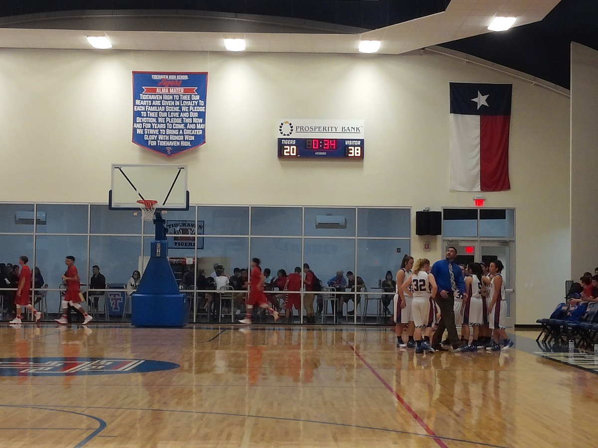 Dr_A_Flores's tweet image. Sharkettes up big after 3 quarters. Finish strong ladies! #PalaciosPride