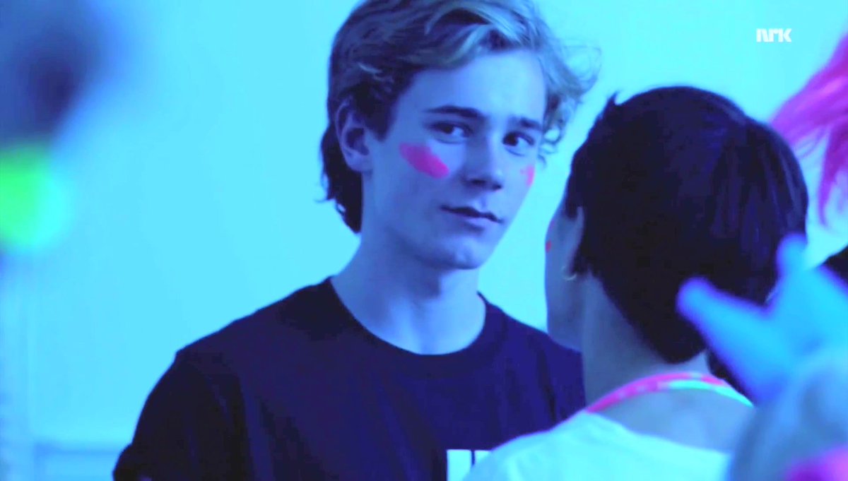 ISAKxEVEN's tweet photo. When you see neon lights in a SKAM scene you know things are about to get lit 🚨🚨🚨 https://t.co/NFOGe96l4M