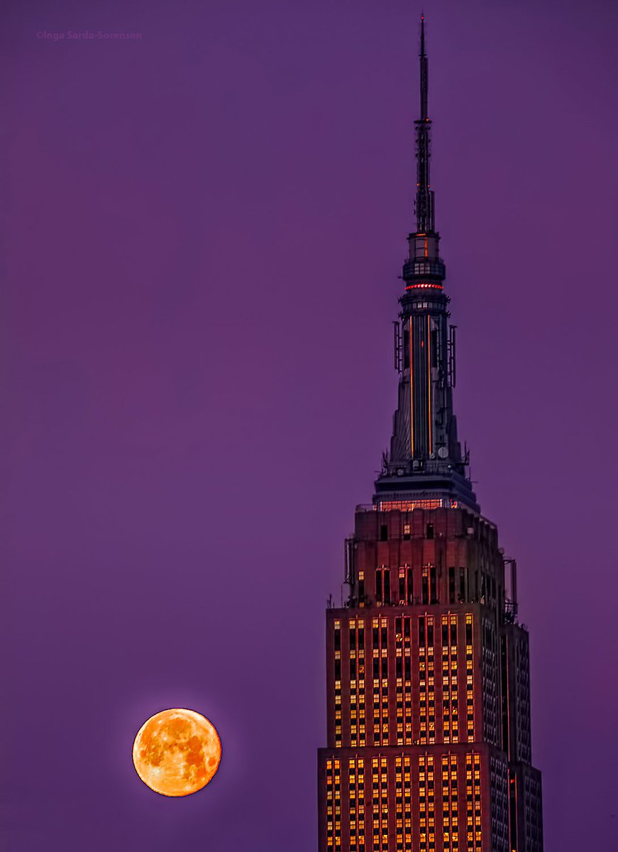 isardasorensen's tweet photo. Full moon sets next to the Empire State Building today in #NYC. #NewYork #NewYorkCity #fullmoon https://t.co/KaZq4Nnvo5
