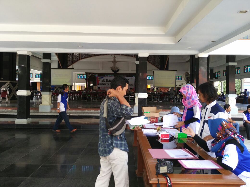 fajareridianto's tweet photo. Temen2 @RTIKPemalang  lakukan registrasi sekaligus pendataan ulang keAnggotaan #muscabRTIKpemalang dari desa sekitar https://t.co/IflhwhQfAH