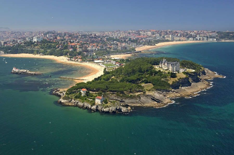 Palacio de la Magdalena #Santander, situado en una pequeña lengua de tierra rodeada de playas y acantilados #Cantabria #VisitSpain