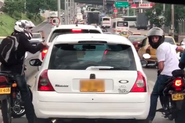 NoticiasCaracol's tweet photo. Indignante video de tres fleteros en pleno atraco en la Autopista Norte https://t.co/wUQBN7w3a1 https://t.co/e2V0Stf7So