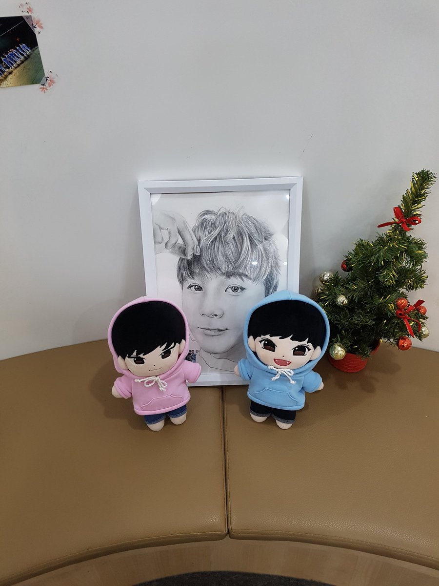 GIRLsteen_doll's tweet photo. 전시장 안에 돌아다니고 있어요!! 핑크색 후드랑 하늘색 후드 입은 인형 들고 돌아다니는 사람 보시면 와서 보여달라고 말씀해주세용 😁 https://t.co/3SigeJwfZY