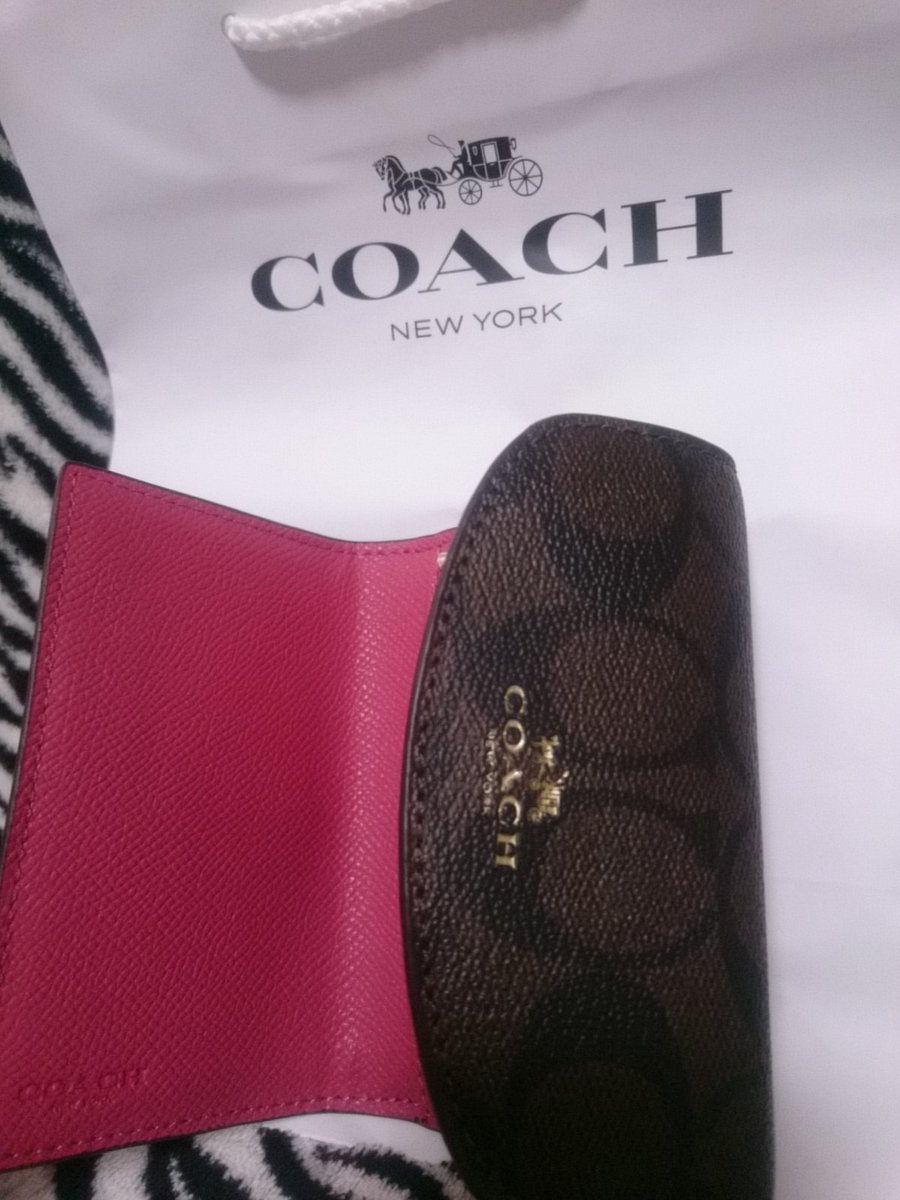 Uzivatel ひま子 Na Twitteru 会社のバス旅行で木更津アウトレット行って たまたま入ったcoachでキーケースを衝動買いしちゃった だって40 Offそこからさらに30 Offとか言われたらもう ほしくなっちゃう 買わずに後悔するなら買って後悔したほうがいいし 木更津