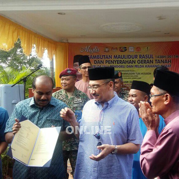 Datuk Seri Hishamuddin Tun Hussein menyerahkan geran tanah kepada 84 penduduk mewakili Felda Ulu Pengeli dan Felda Kahang Barat, Kluang.