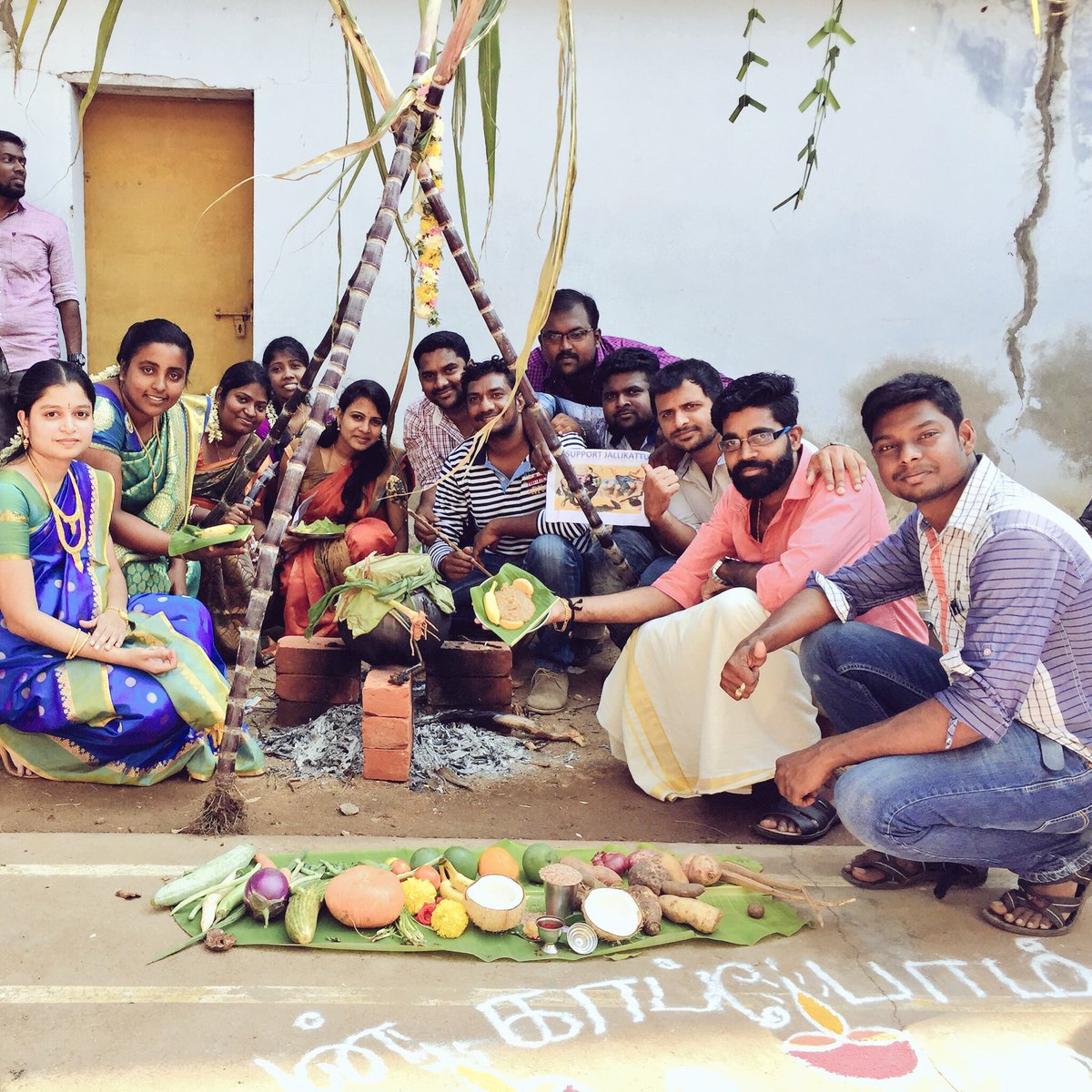 VNOG's tweet image. #HappyPongal #Fusionites #Nasdaq #Nagercoil #office #WeSupportJallikattu #WeDoJallikattu @Fusionites_mmi @iam_sree0 @jeyaramsj11 @Manojdhaya