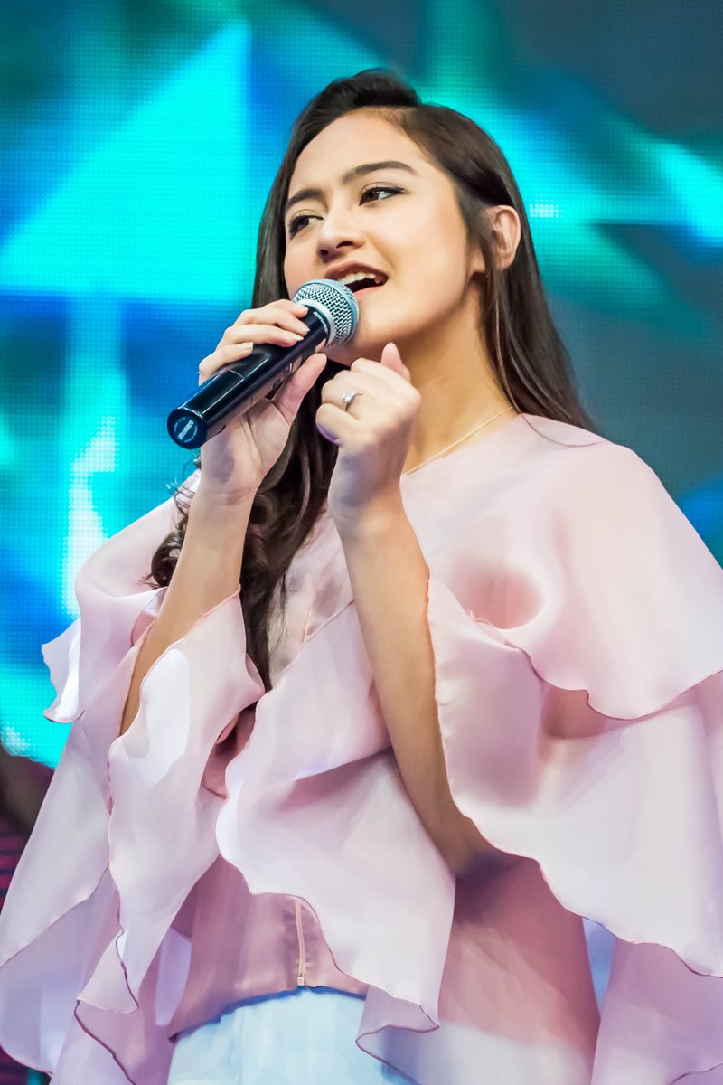 .<a href="/salshaabilaa/">salshabilla adriani✨🌙</a> at Dahsyat Musik - RCTI 
#MalaikatBaik