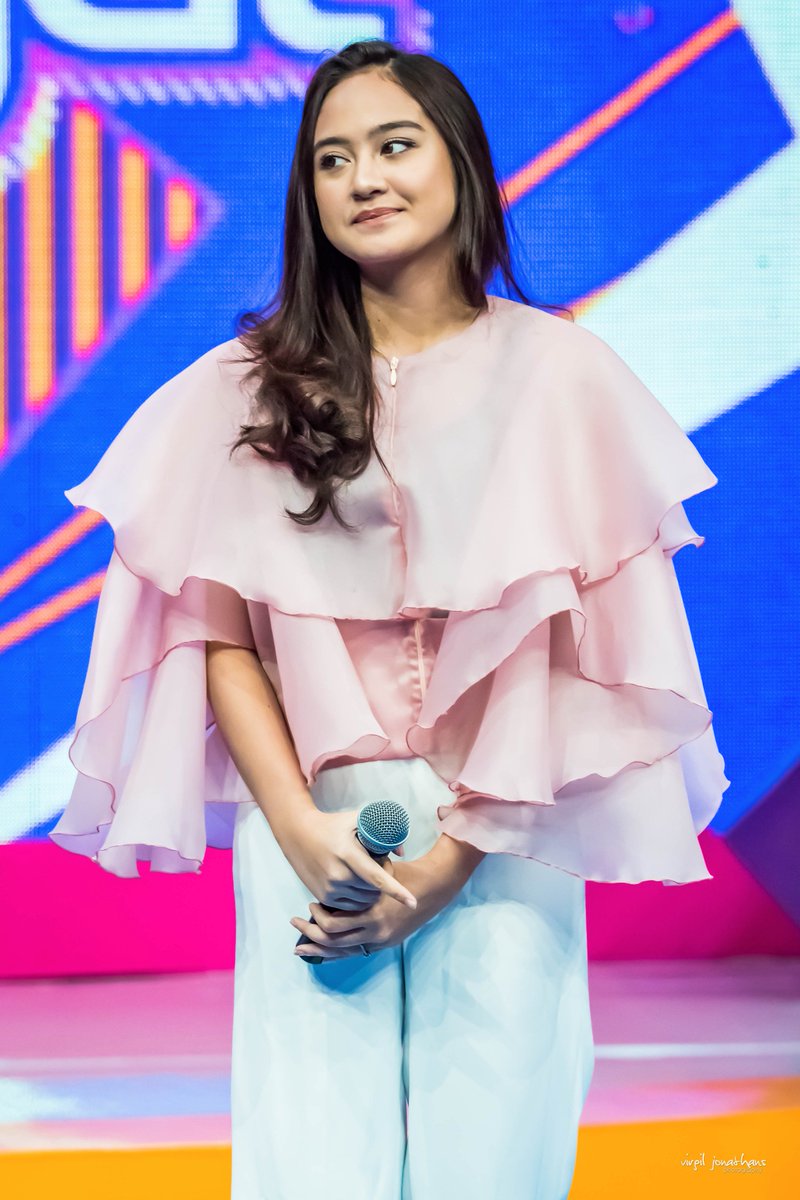 .<a href="/salshaabilaa/">salshabilla adriani✨🌙</a> at Dahsyat Musik - RCTI 
#MalaikatBaik