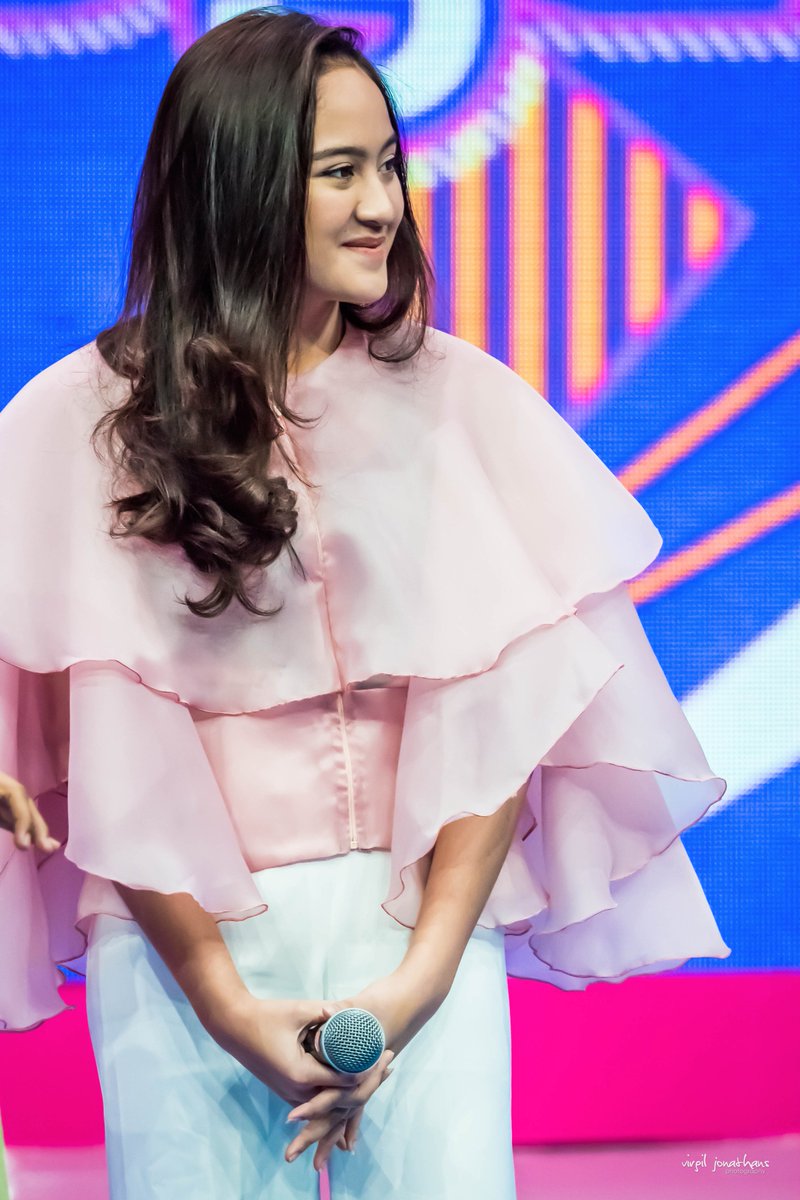 .<a href="/salshaabilaa/">salshabilla adriani✨🌙</a> at Dahsyat Musik - RCTI 
#MalaikatBaik
